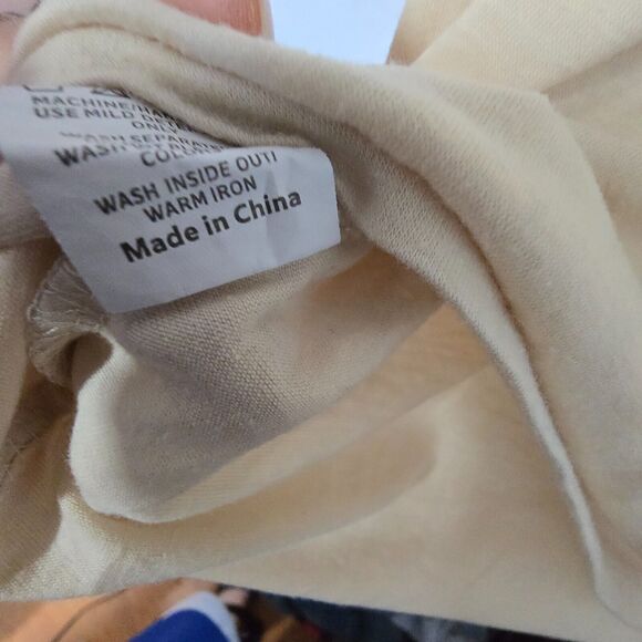 Stranger Things Friends Don’t Lie Shirt SZ L Khaki - Picture 4 of 8